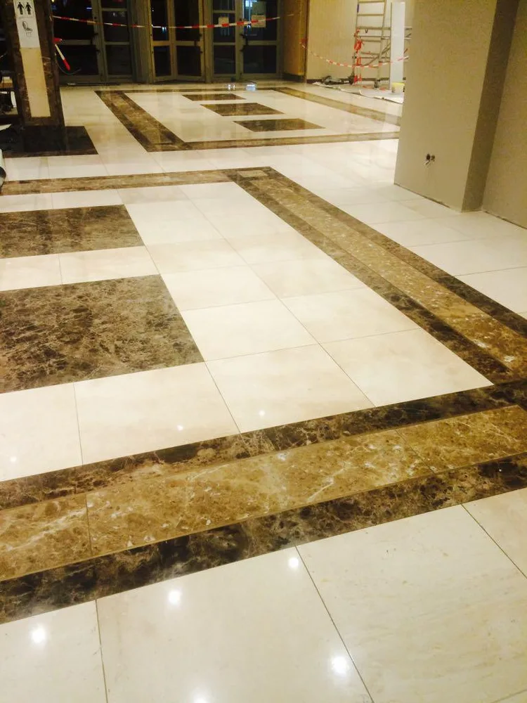 Edel sanierter Marmorboden in einer Lobby