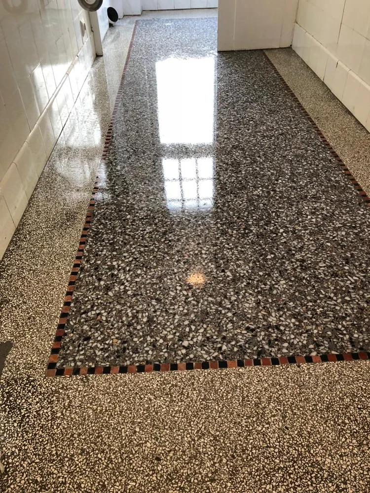 Auf Hochglanz polierter Terrazzoboden mit Spiegelung